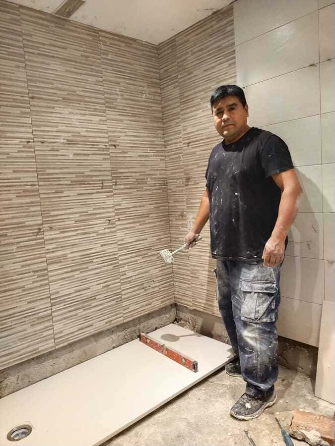 Reformas Casillas hombre remodelando baño